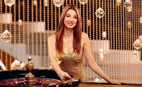 Pengguna digital dengan tampilan pengaturan keamanan dan privasi di layar