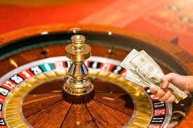 Gambaran pemain menikmati hiburan game casino langsung dengan dealer nyata